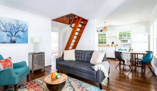 Cottage w/hot tub, fire pit & pet-friendly
