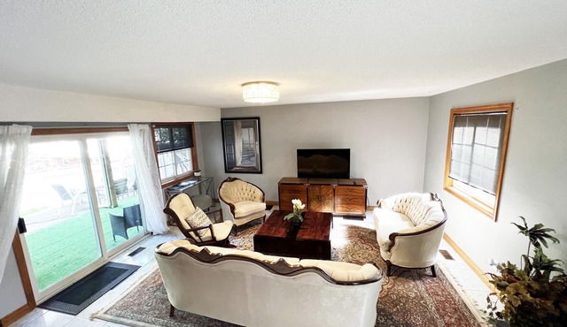 Cottage W LAKE VIEWS, beside waterfront trail and steps from beach