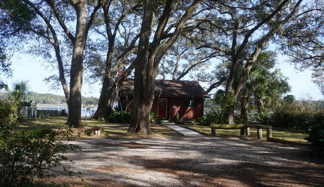 Cottage w/marsh view and dock, 10-15 min to beach