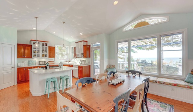 Cottage w/Private Beach + Fire Pit in Manistee!