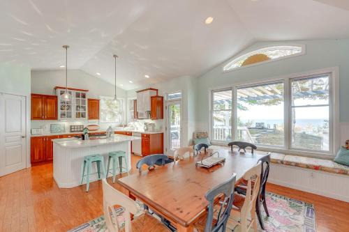 Cottage w/Private Beach + Fire Pit in Manistee!