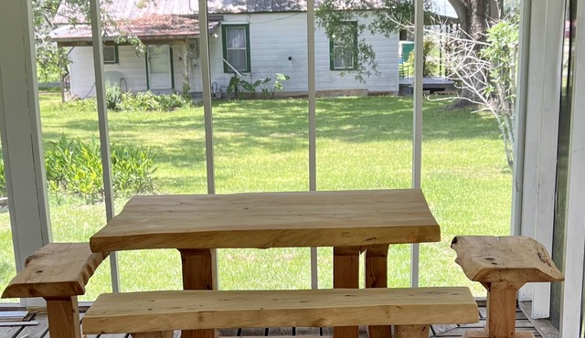 Cottage w/Screened In Porch & Outdoor Space