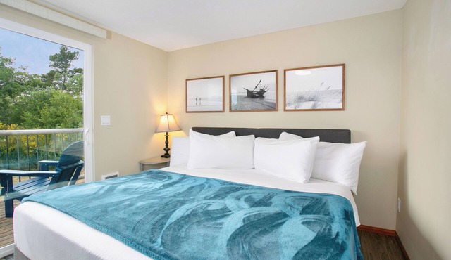 Cottage w/Sundeck near Beach | WiFi