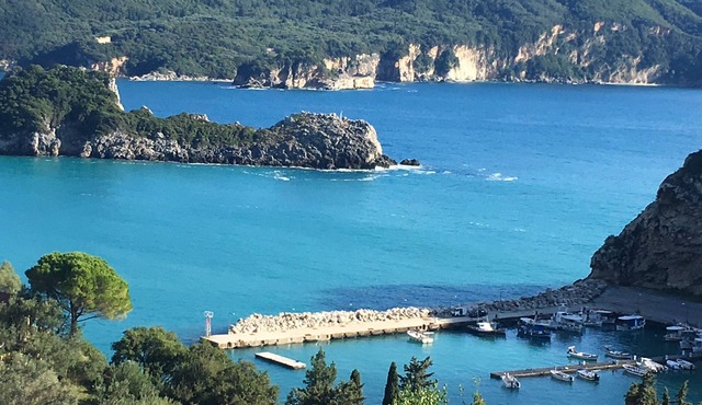 Cottage, walk to beach and tavernas, stunning sea and mountain views