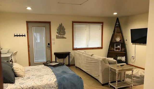Cottage walking distance to Greers Ferry Lake, boat launch and swimming area