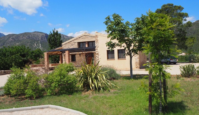 Cottage with fenced garden and tennis court, basketball. ideal for families.