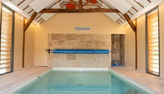 Cottage with pool, AC - 14 guests