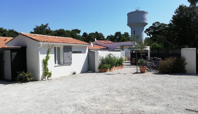 Cottage with 2 bedrooms, private patio, quiet and private parking, heated pool