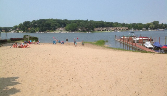 COTTAGE WITH ACCESS TO PRIVATE BEACH ON SPRING LAKE.