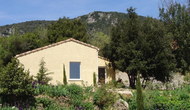 Cottage with beautiful view in Mediterranean park a few min. from Salagou Lake