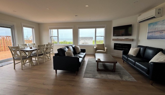 Cottage with breathtaking ocean views and direct beach access