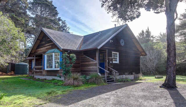 Cottage with deck & electric fireplace- walk to the ocean, beach, & bluffs