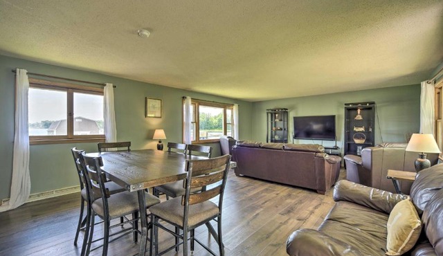 Cottage with Deck Situated on South Center Lake