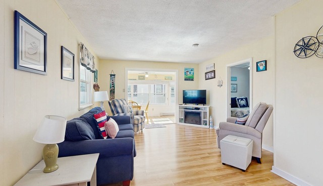 Cottage with deck & sunroom - steps to Long Sands Beach