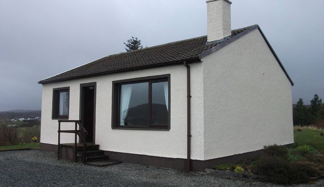 Cottage With Fantastic Loch And Mountain Views