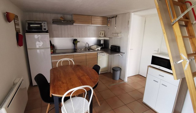 Cottage with pool and parking, near the beach