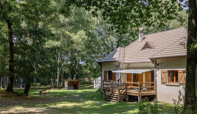 Cottage with private pond in lush greenery 35 minutes from Vulcania