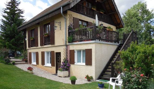 Cottage with garden, swimming pool, mountain views