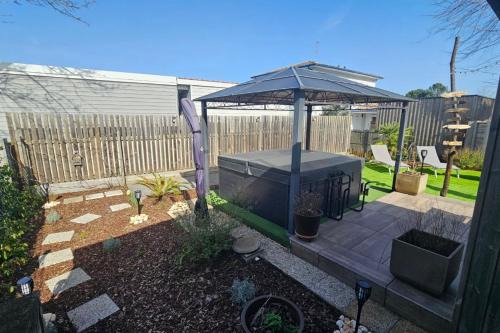 Cottage with garden spa and close to lake