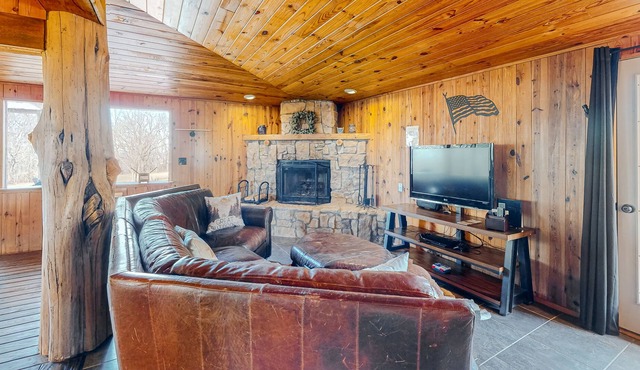 Cottage with garden patio, washer/dryer, central AC & grill