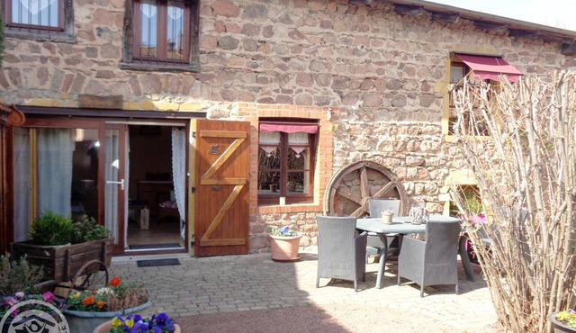 Cottage with garden in a rural setting, pets allowed