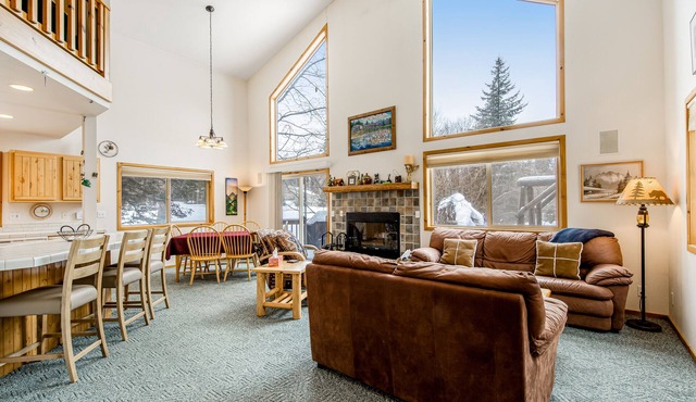 Cottage with gas grill, WiFi, fireplace, access to hot tub, pool, tennis court