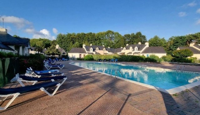 Cottage with heated swimming pool, Beautiful flowered residence in the countryside near the sea