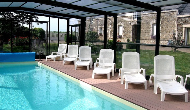 Cottage with indoor heated pool not far from the Gulf of Morbihan