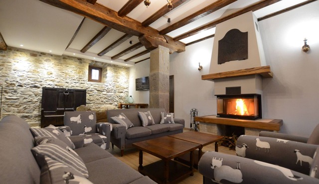 Cottage with Jacuzzi, Barbecue and Garden
