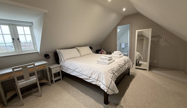 Cottage with King-Size Bedroom & Private Bathroom