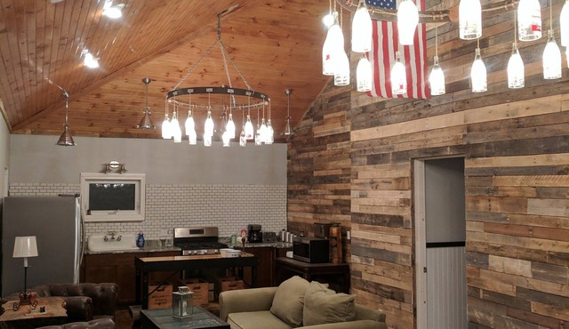 Cottage with large entertainment area, deck and privacy. Close to Head Beach