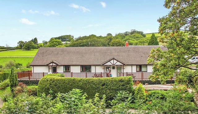 Cottage with one double and one twin.