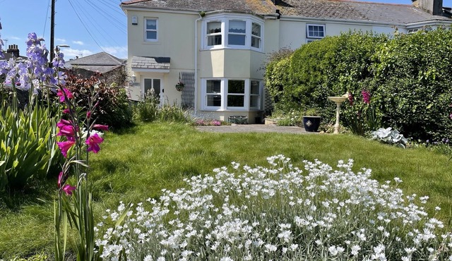 Cottage with parking; sleeps 4; within walking distance of beach; dogs welcome.