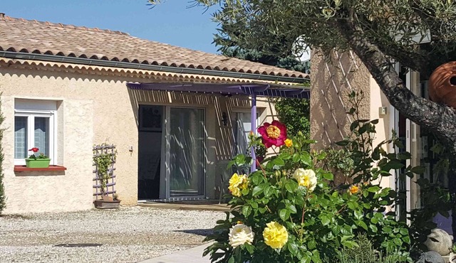 Cottage with pergola, heated mid-season pool, sauna , at the Gorges de l Ardèche