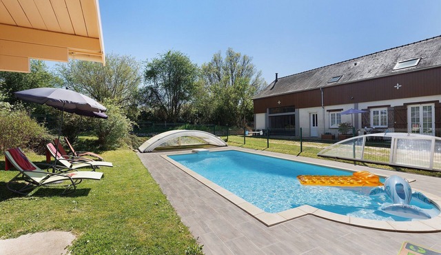 Cottage with Pool in the Countryside, Perfect for a Family of 4 near Le Lude and Zoo de la Flèche