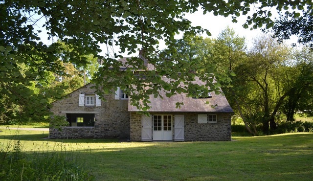 Cottage with pond in Mayenne at the gates of Brittany and Normandy