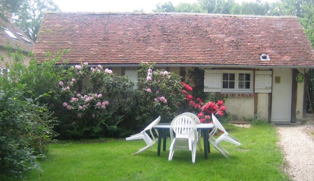 Cottage with pond and boat, relaxation in Sologne