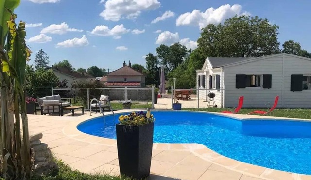 Cottage with pool, air conditioning, WiFi and private parking in Velet