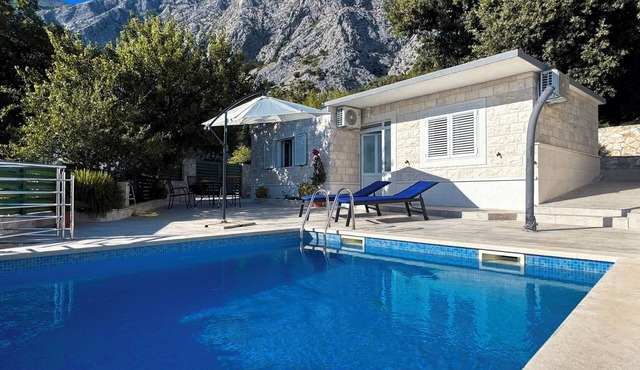 Cottage with pool and sea view