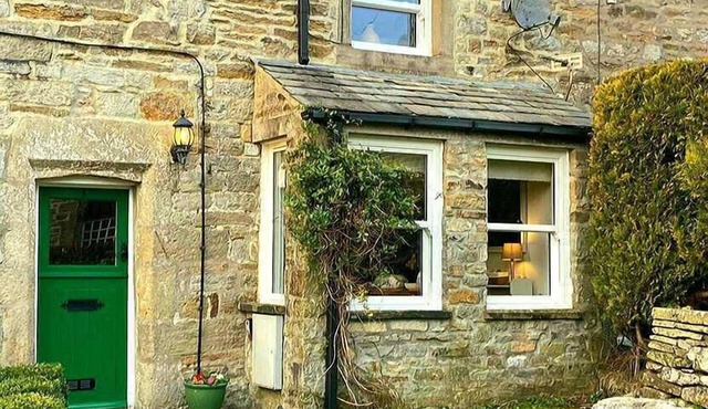 Cottage with pretty garden and views. 2 mins from cobbled square, pubs/amenities