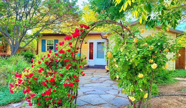 Cottage with prime location, WiFi, private hot tub & charming yard