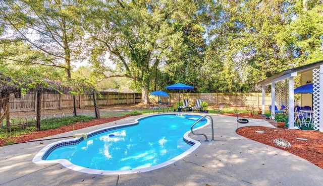 Cottage with private pool.