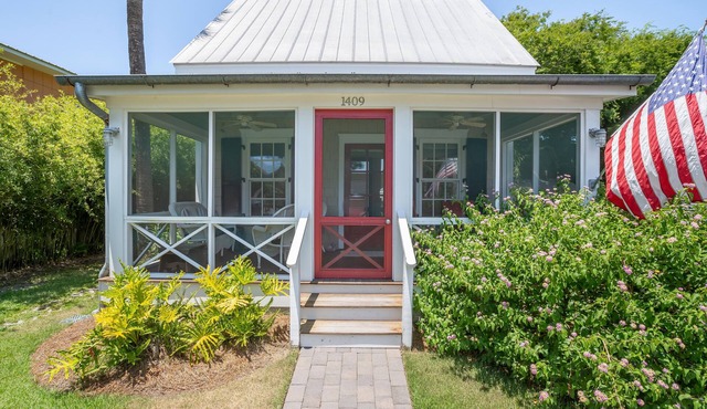 COTTAGE WITH PRIVATE POOL TWO BLOCKS TO BEACH