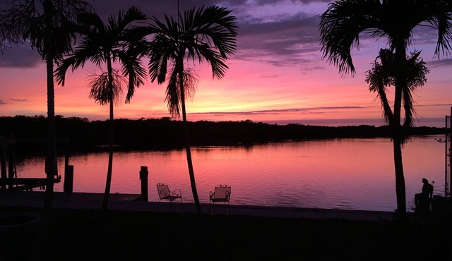 Cottage with private deck in the heart of Matlacha