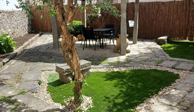 Cottage with private garden, air conditioning and barbecue. Pets are allowed.