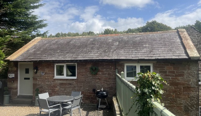 Cottage with private hot tub overlooking fishing lake sleeping 4