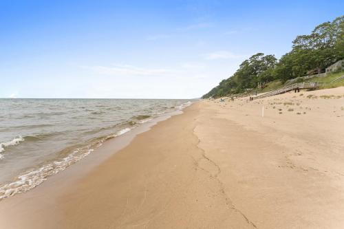 Cottage with Private Lake Access! Short distance to town