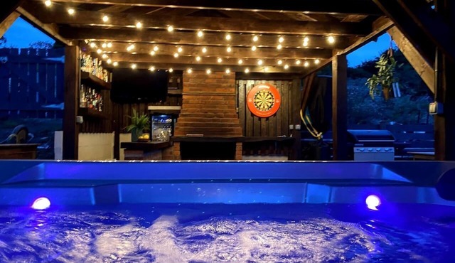 Cottage with stunning views and hot tub