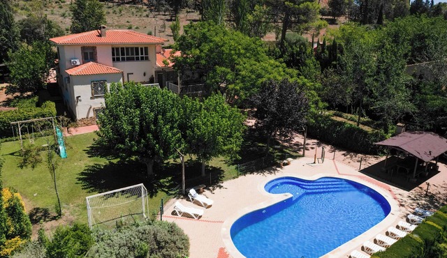 Cottage with swimming pool and jacuzzi for large groups in the middle of the forest park