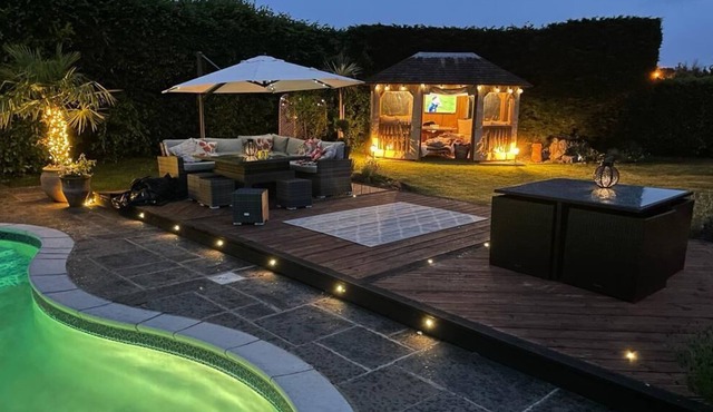 Cottage with Swimming Pool and large outdoor Space. 50 mins from Central London